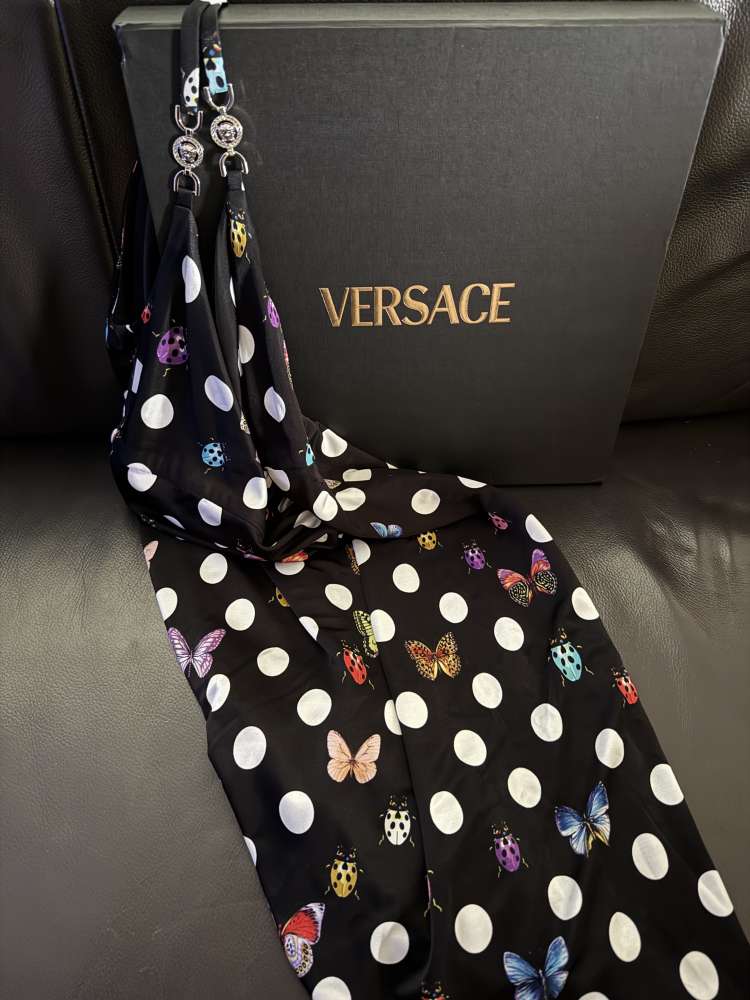 Versace šaty Dua Lipa