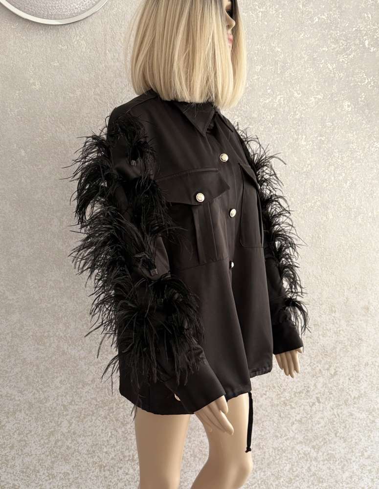 Karolína Kim. Bunda s perím.