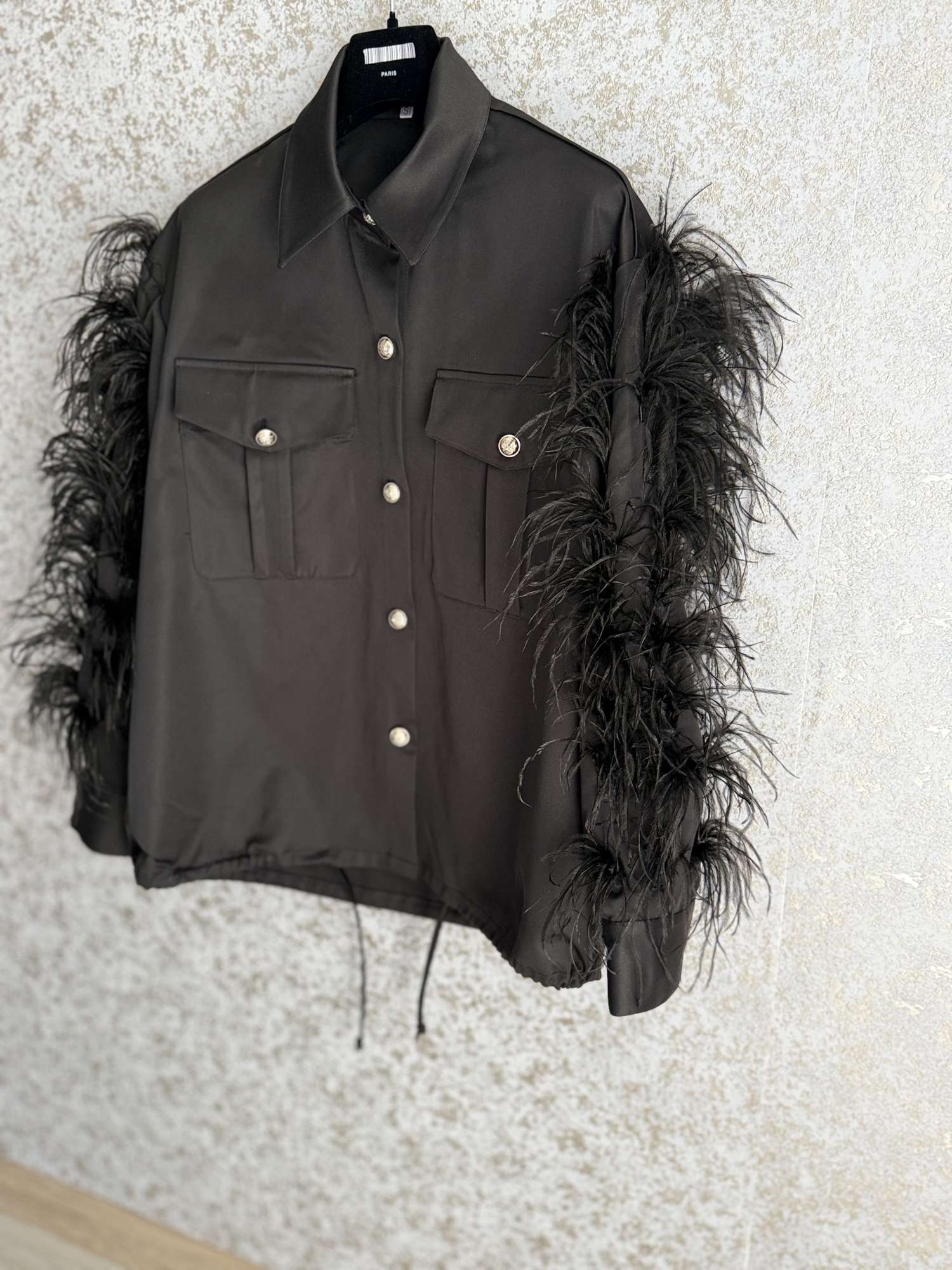 Karolína Kim. Bunda s perím.