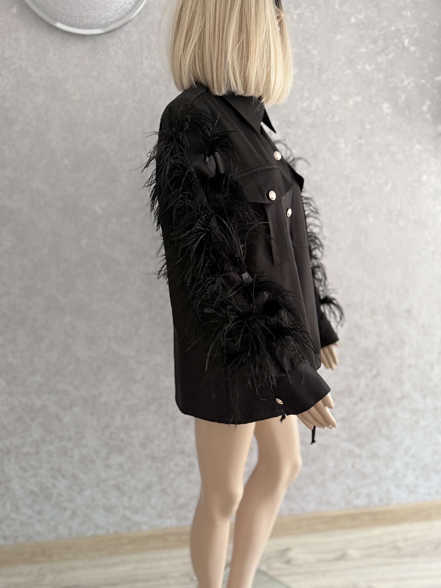 Karolína Kim. Bunda s perím.