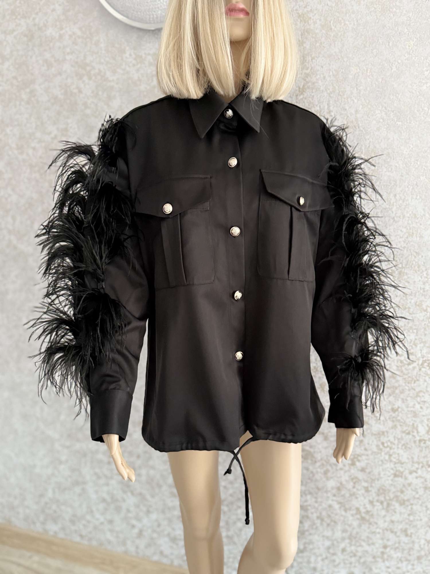 Karolína Kim. Bunda s perím.