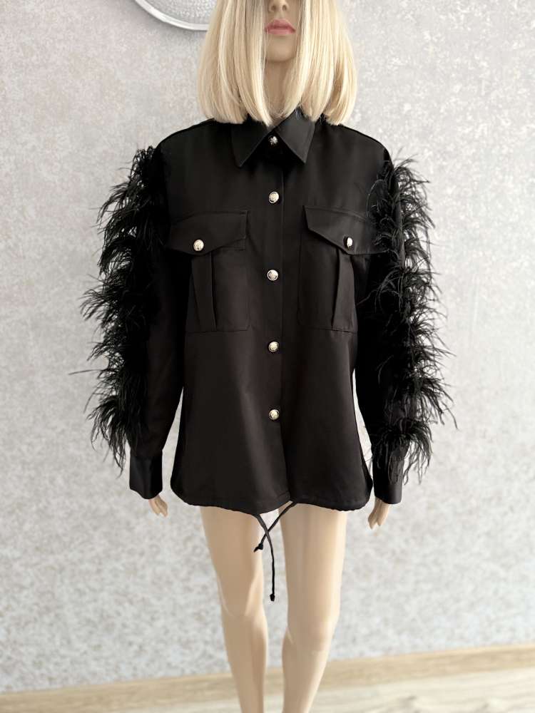 Karolína Kim. Bunda s perím.