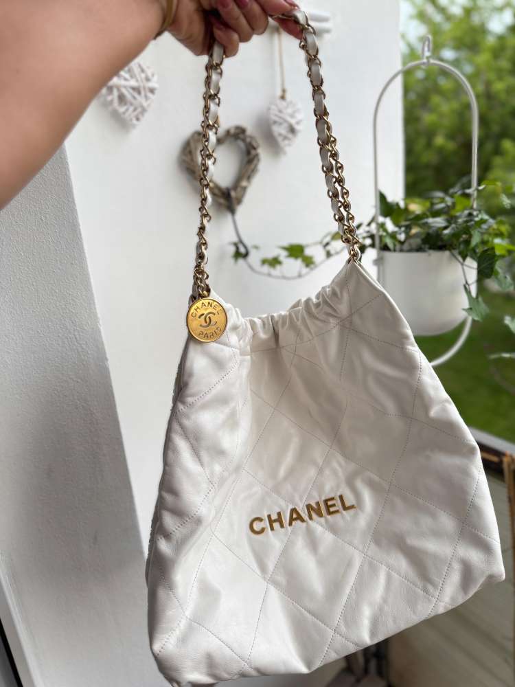 Chanel 22 medium bag