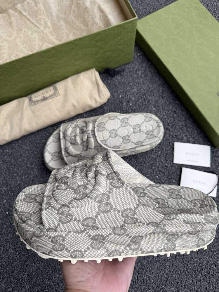 Gucci supreme panské šlapky