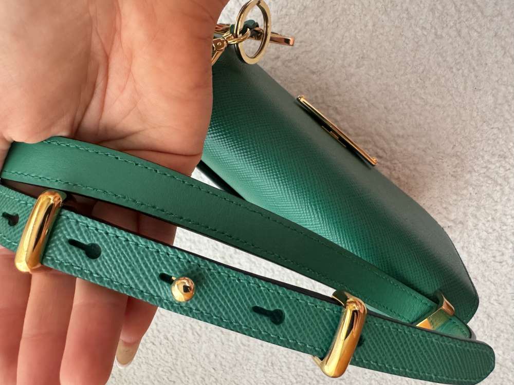 Prada kabelka s kľúčenkou