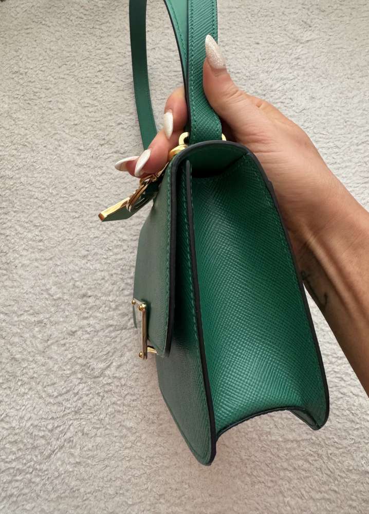 Prada kabelka s kľúčenkou