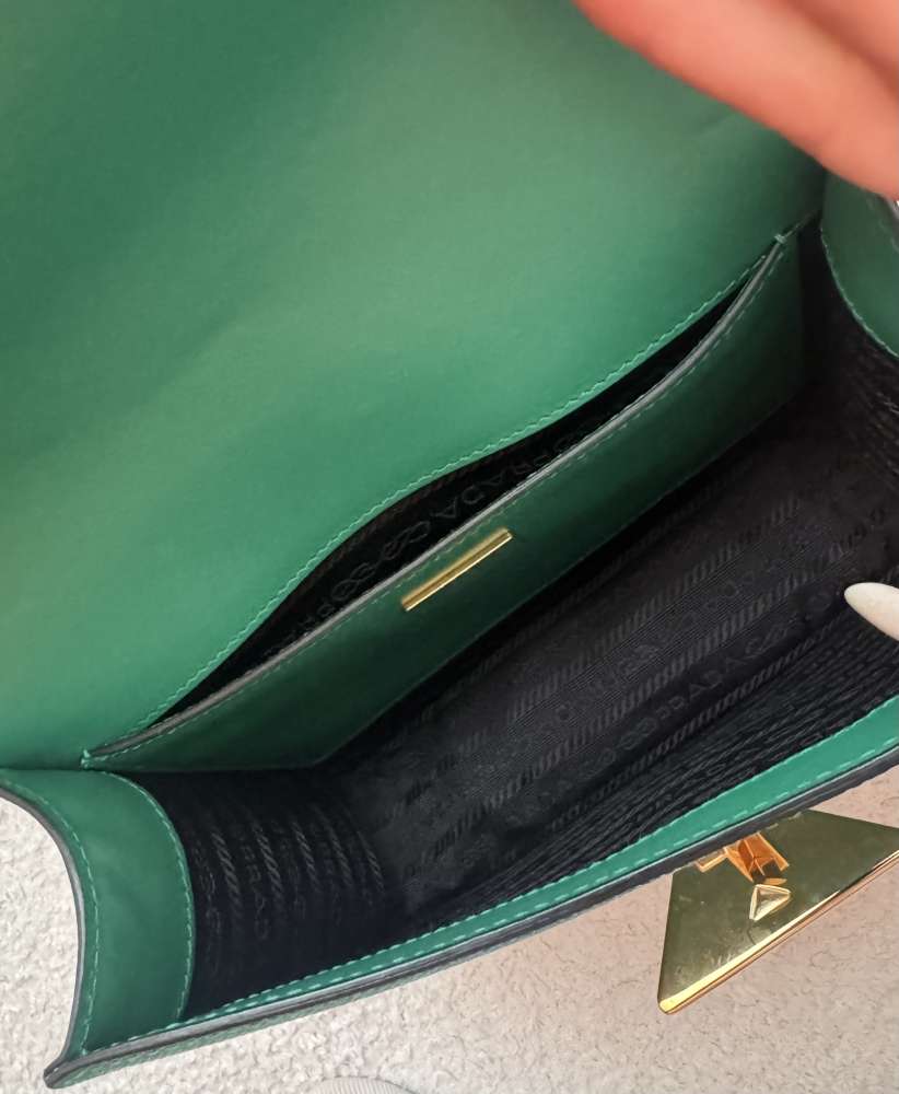 Prada kabelka s kľúčenkou