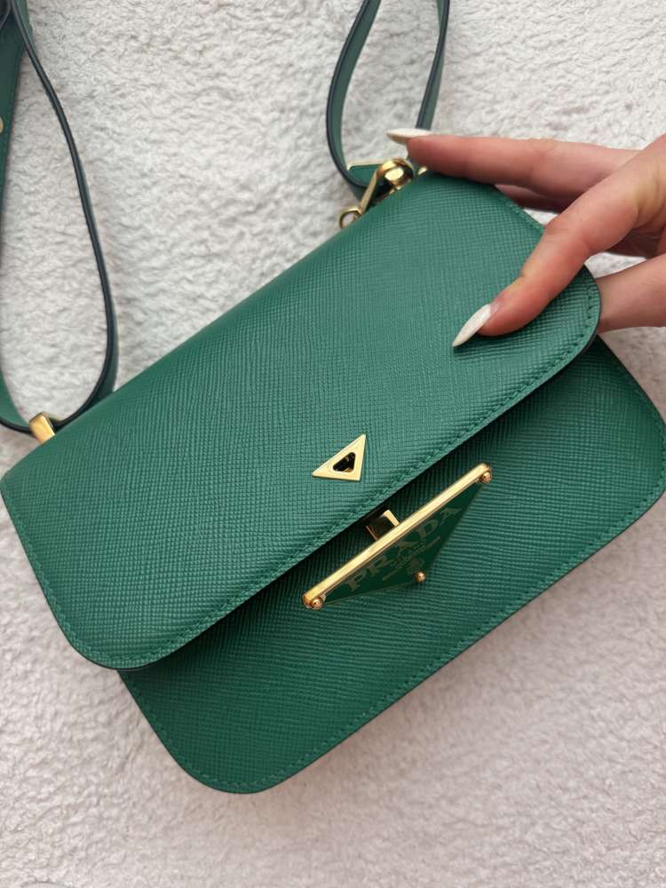 Prada kabelka s kľúčenkou