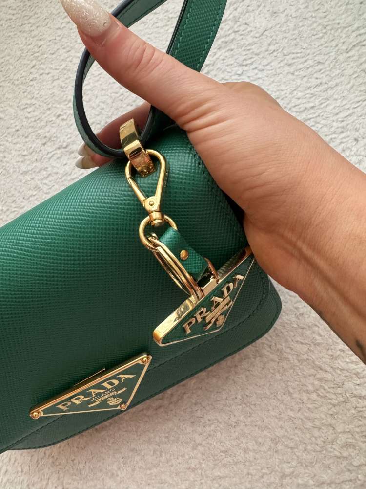 Prada kabelka s kľúčenkou