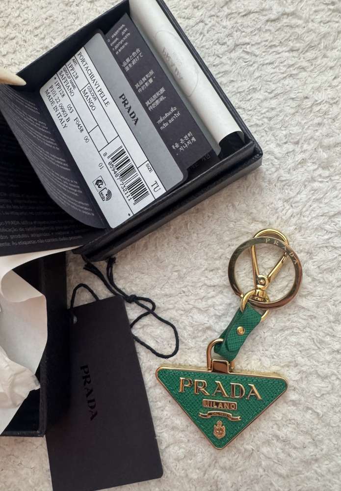 Prada kabelka s kľúčenkou