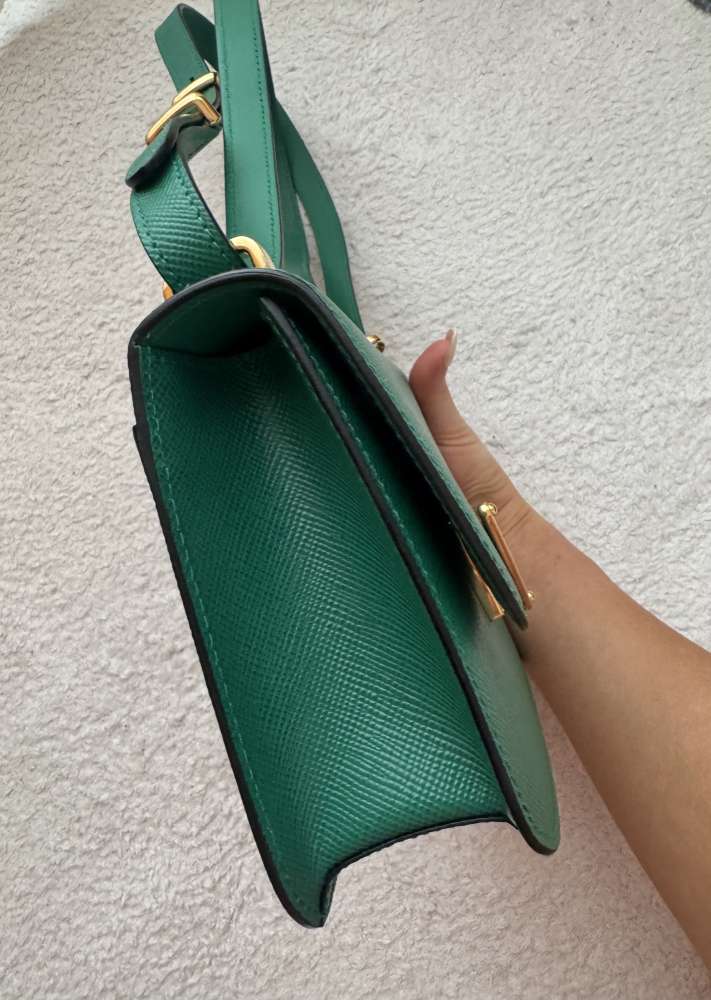 Prada kabelka s kľúčenkou