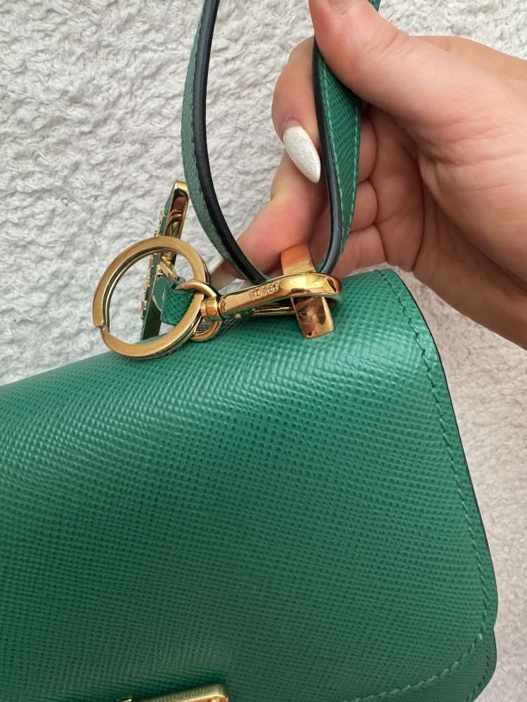 Prada kabelka s kľúčenkou