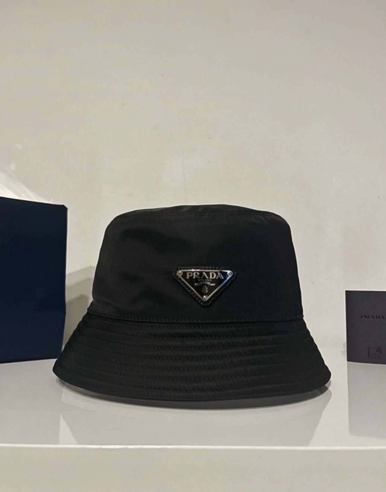 Prada klobúk