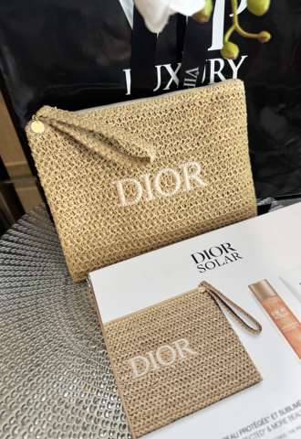 https://www.vipluxury.sk/Christian Dior beauty clutch
