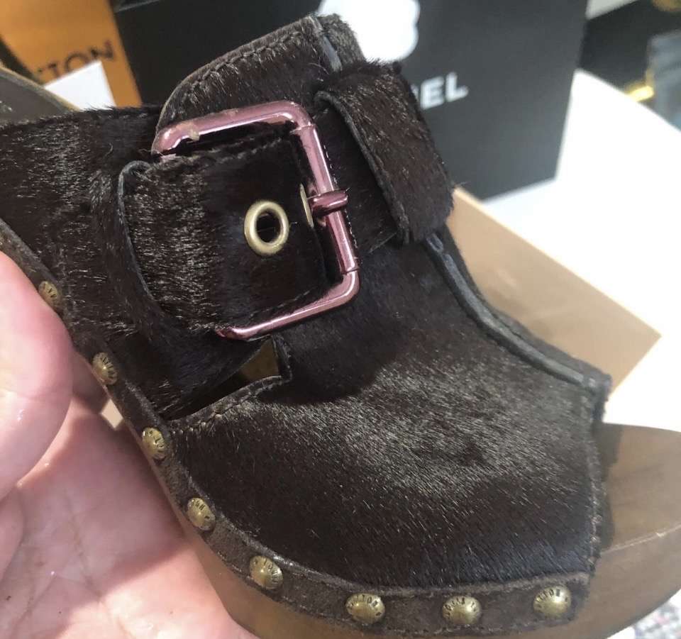 LOUIS VUITTON.