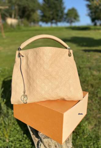 https://www.vipluxury.sk/Louis Vuitton Artsy MM kabelka