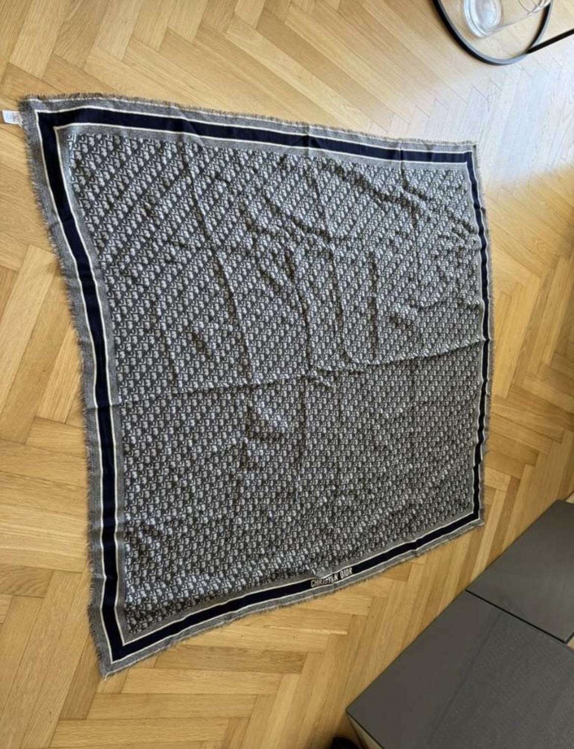 Dior šatka