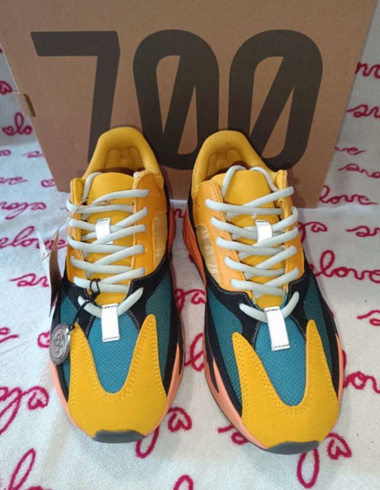 Adidas Yeezy 700