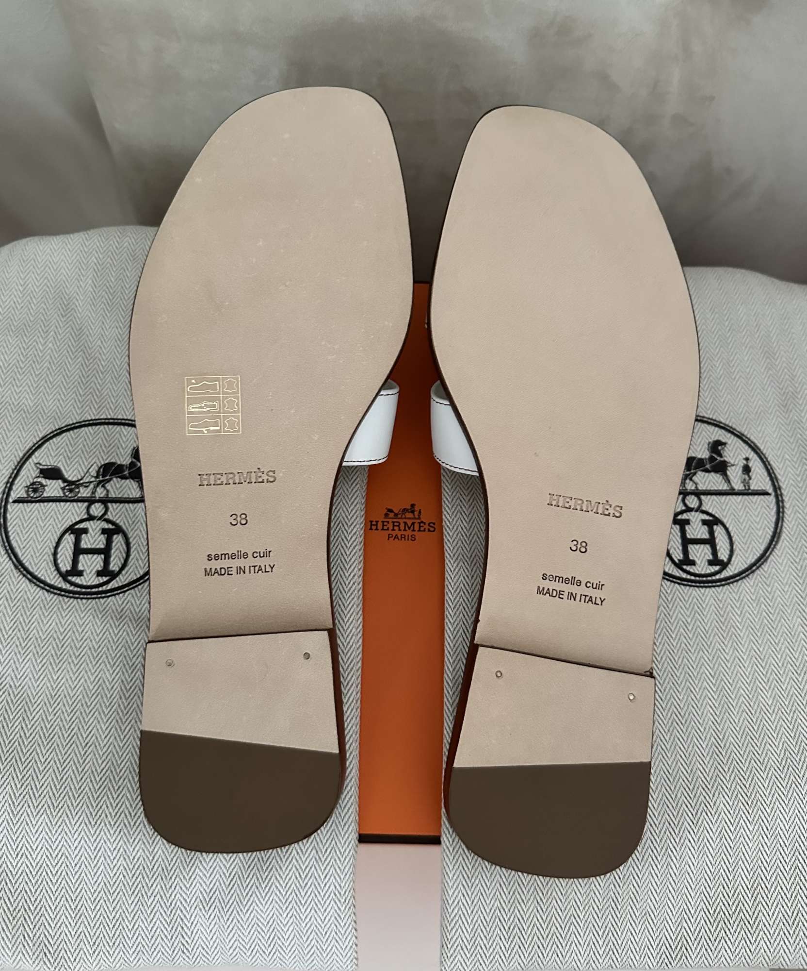 Nové šľapky Hermes model Oran biele 38