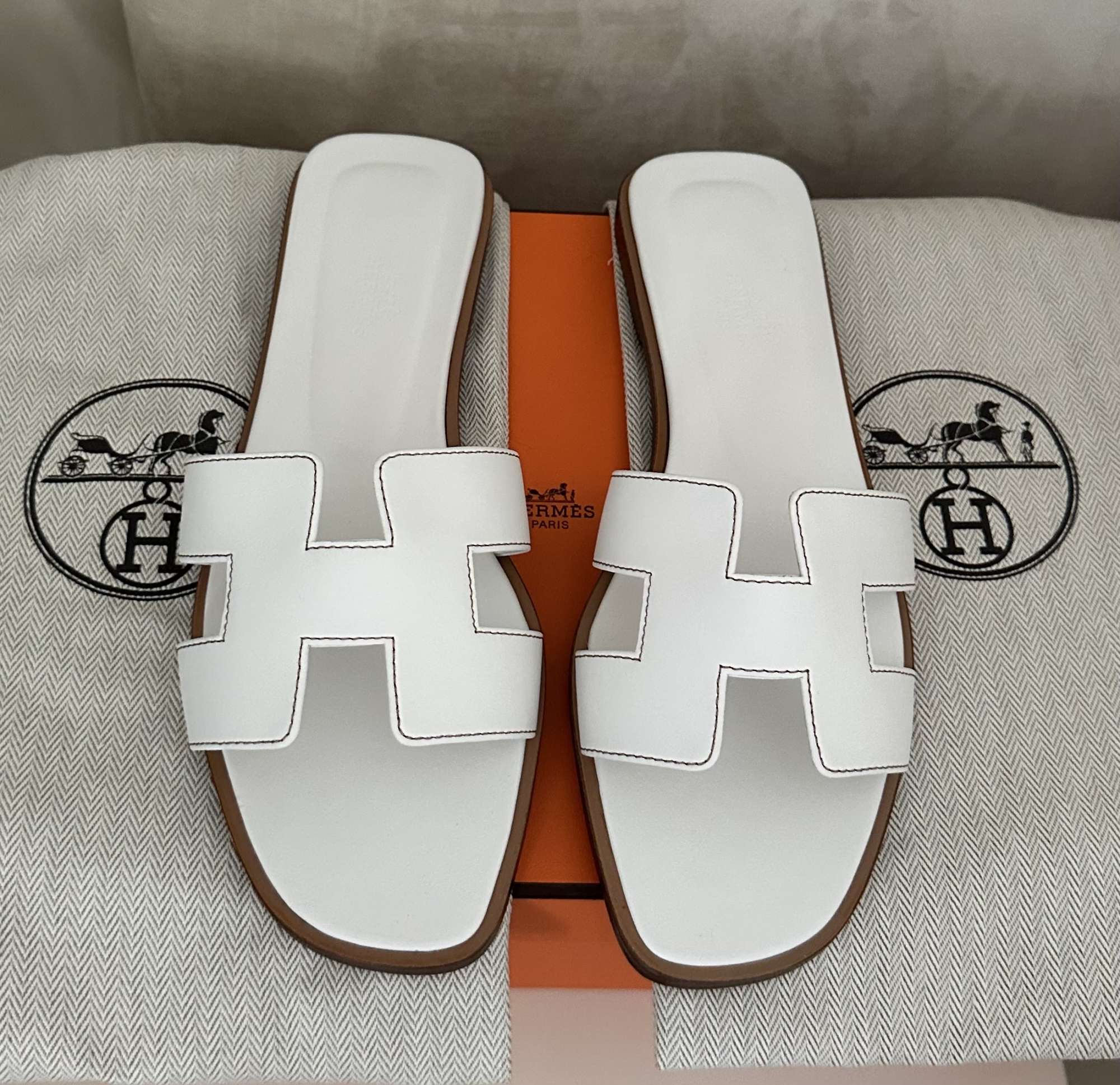 Nové šľapky Hermes model Oran biele 38