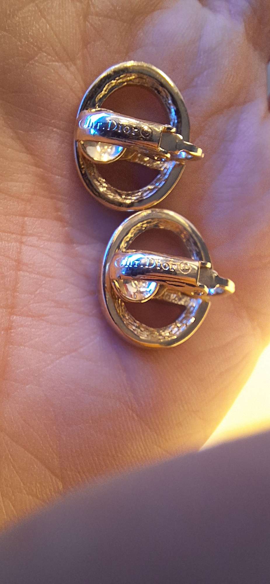 Náušnice s vintage logom Christiana Diora v zlatej farbe