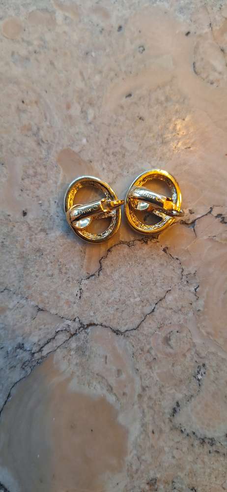 Náušnice s vintage logom Christiana Diora v zlatej farbe