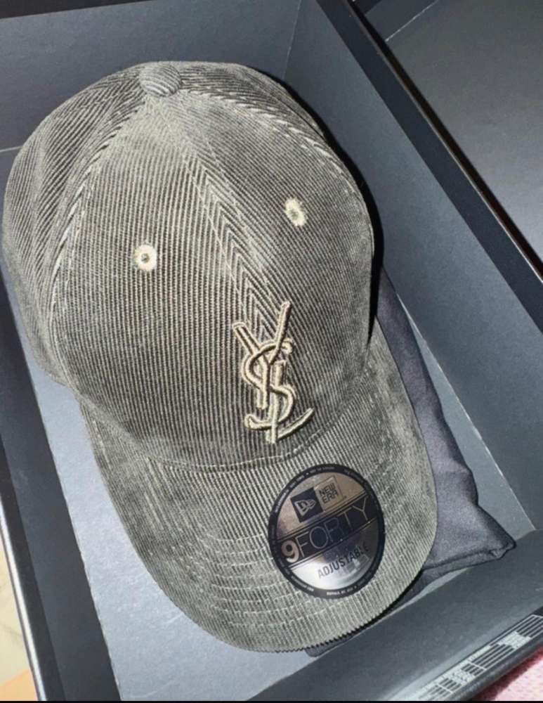 YSL šiltovka