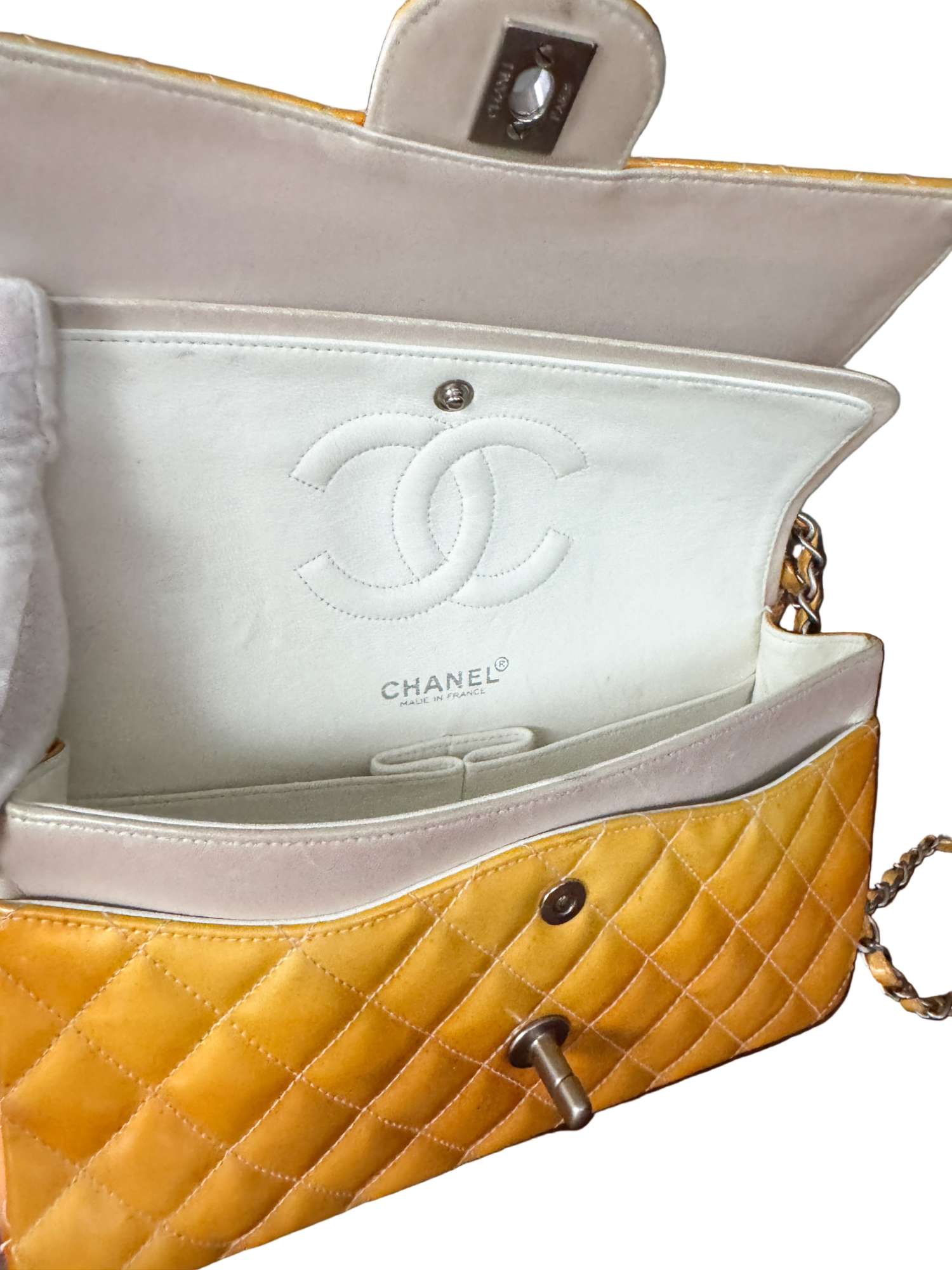 Vintage Chanel Classic Flap Bag Medium – žltá lakovaná koža s matnými striebornými prvkami