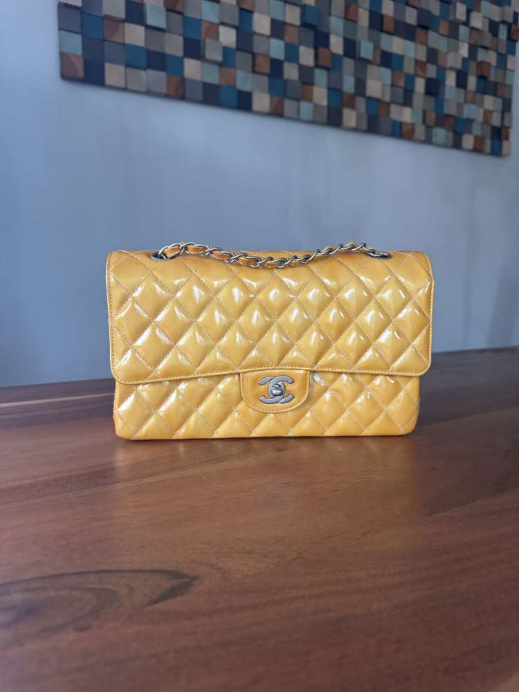Vintage Chanel Classic Flap Bag Medium – žltá lakovaná koža s matnými striebornými prvkami