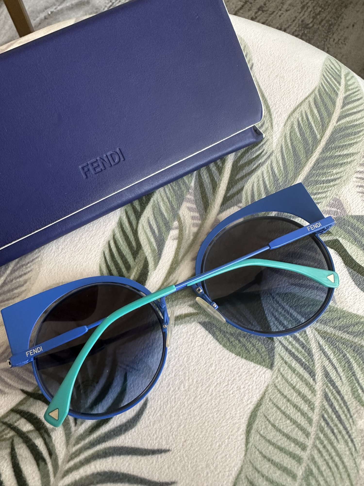 Modre luxusne slnecne okuliare FENDI