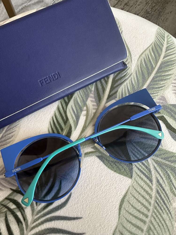 Modre luxusne slnecne okuliare FENDI