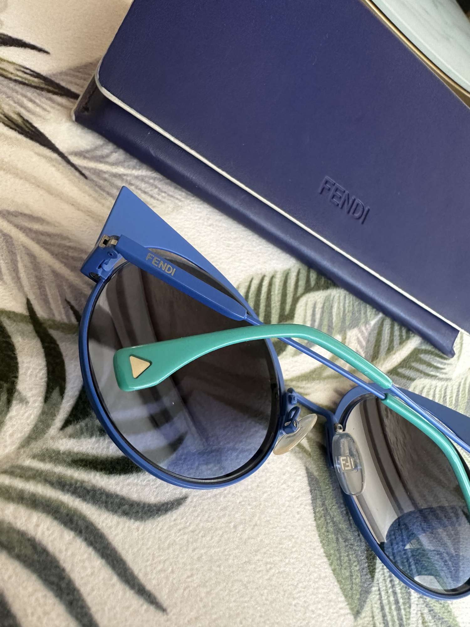 Modre luxusne slnecne okuliare FENDI