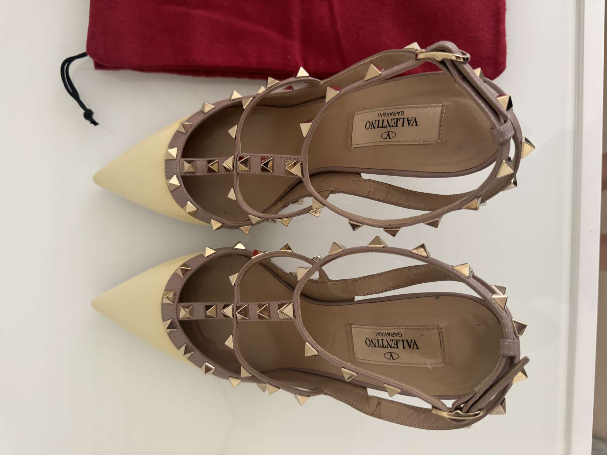 Valentino Garavani kremove rockstud lodicky