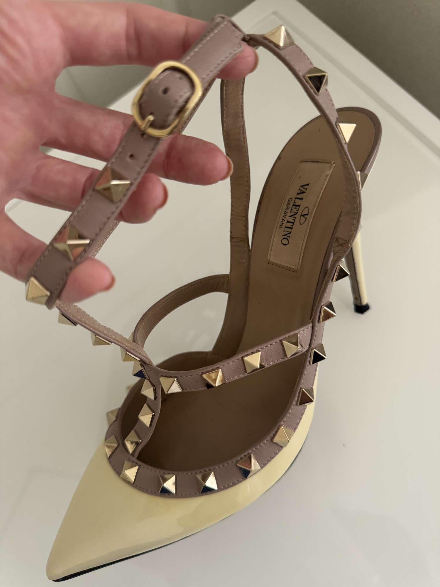 Valentino Garavani kremove rockstud lodicky