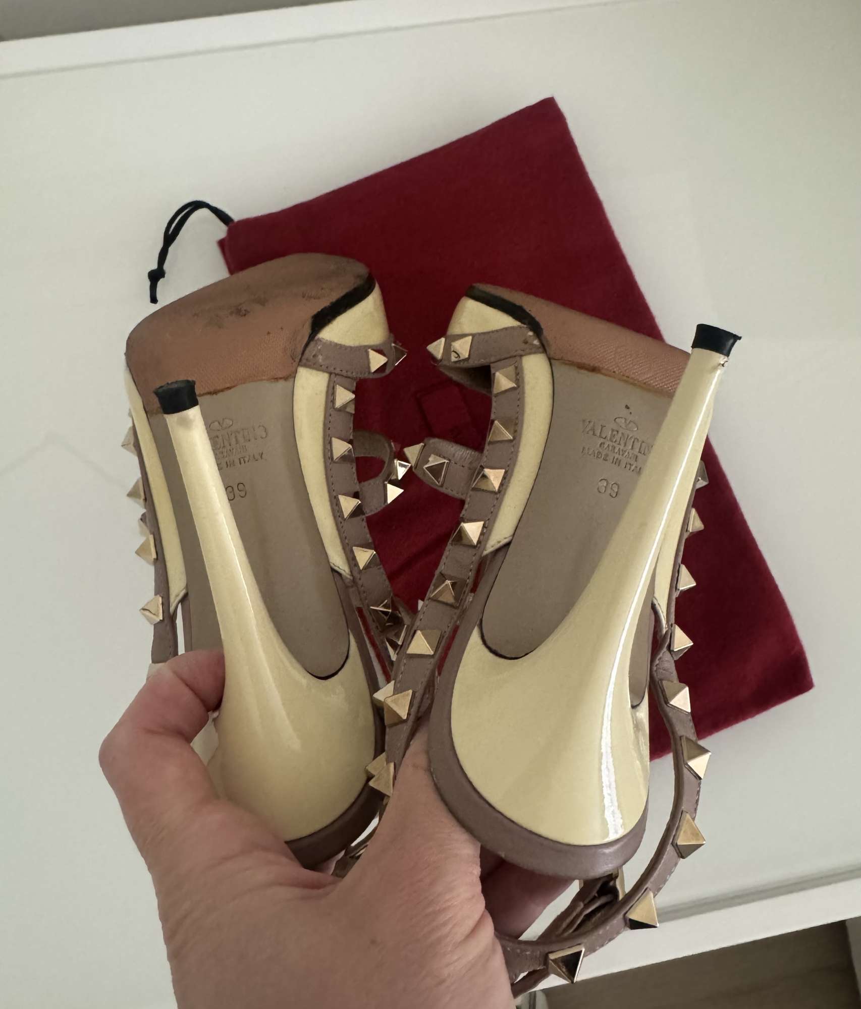 Valentino Garavani kremove rockstud lodicky
