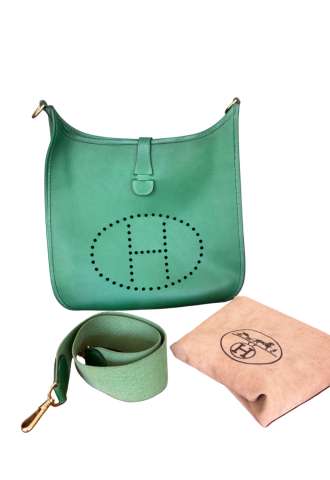 https://www.vipluxury.sk/Hermès Evelyne GM Vintage kabelka – hráškovo zelená koža Courchevel
