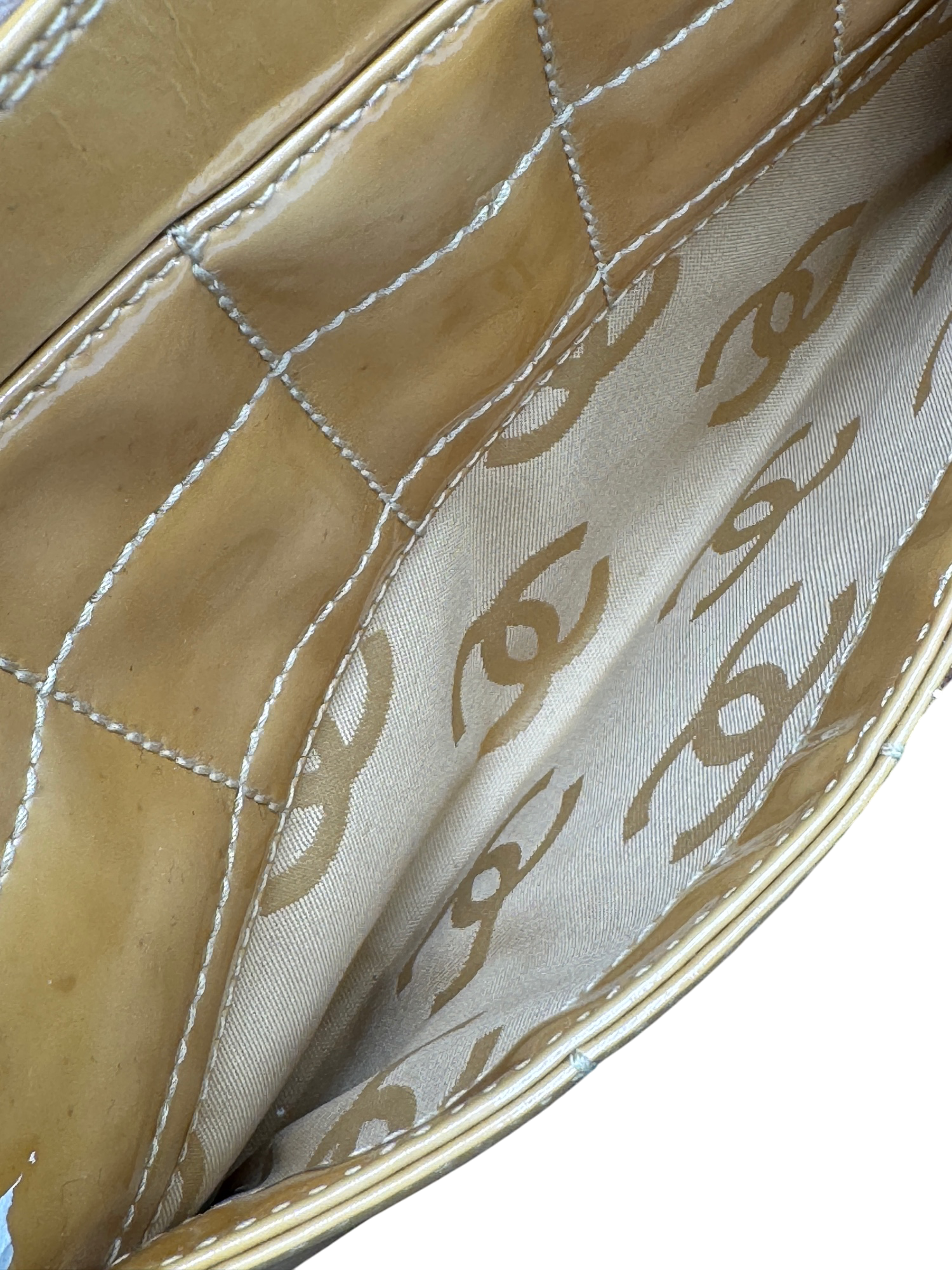 Vintage prešívaná taška cez rameno Chanel z hnedej lakovanej kože