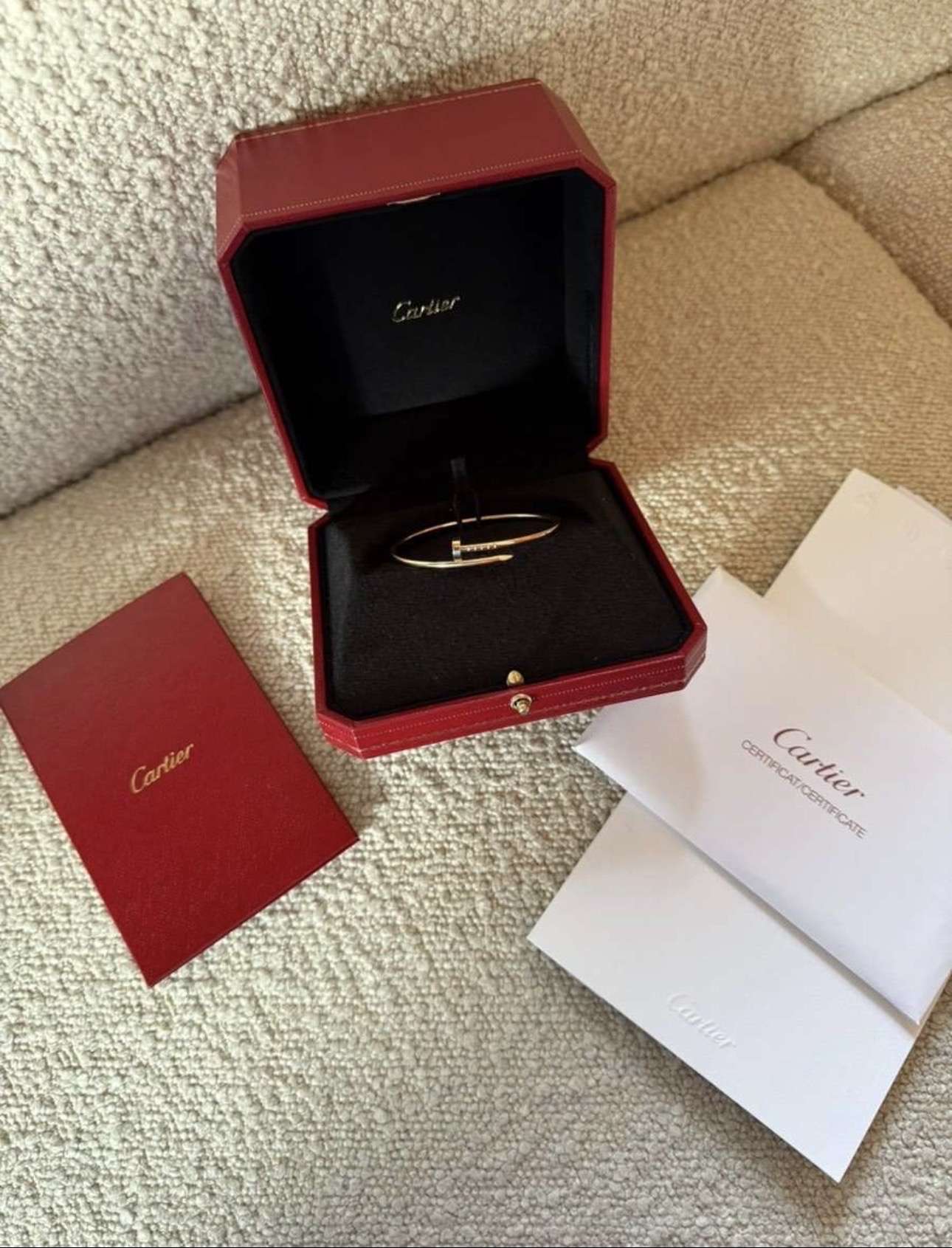 Cartiet juste un clou naramok