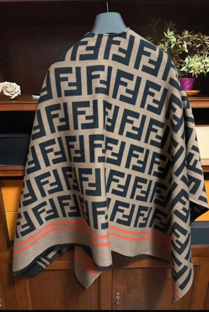 Fendi pončo