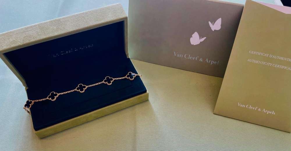 Van cleef & arpels onyx vintage alhambra