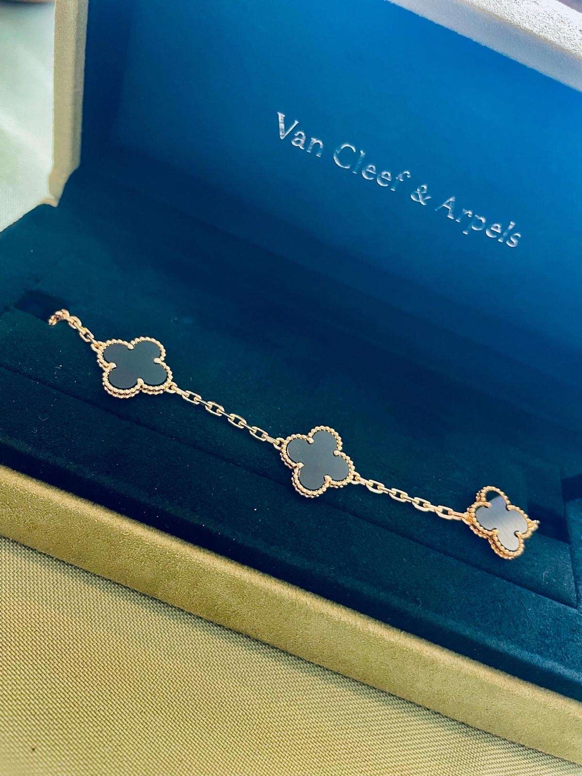 Van cleef & arpels onyx vintage alhambra