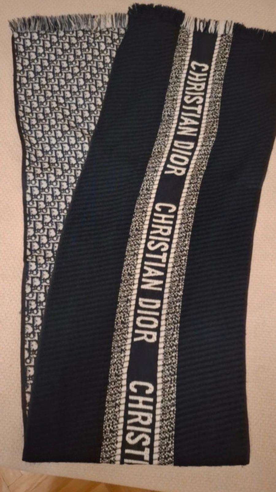 Dior šál