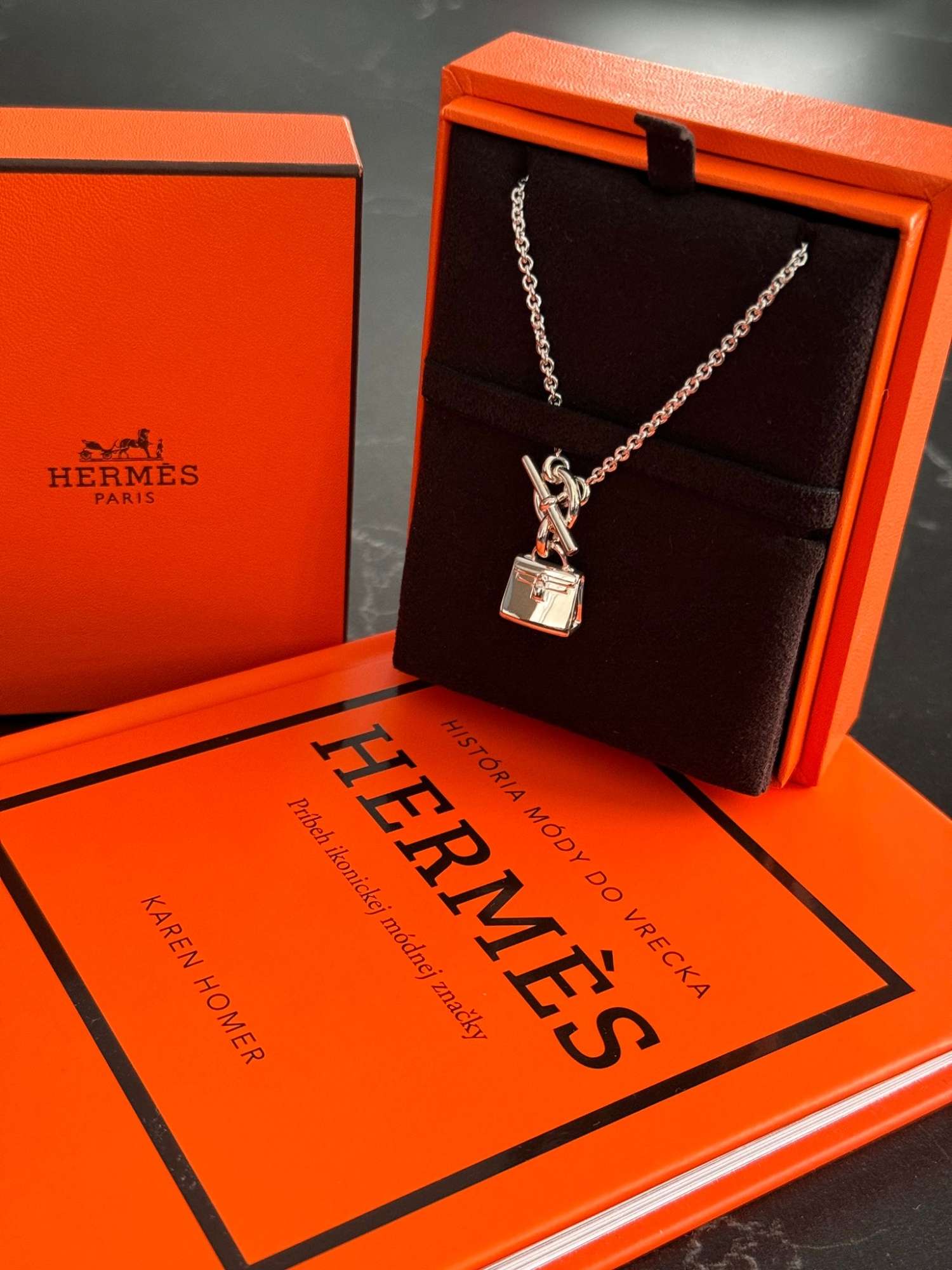 Kelly nahrdelnik s dokladom