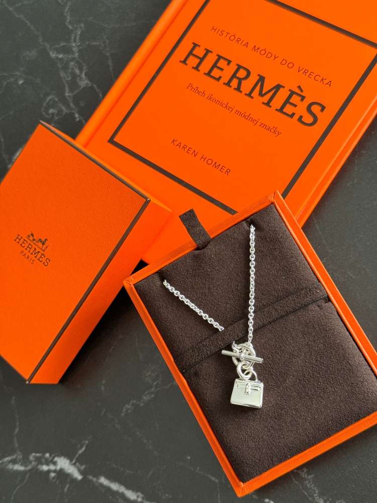 Kelly nahrdelnik s dokladom