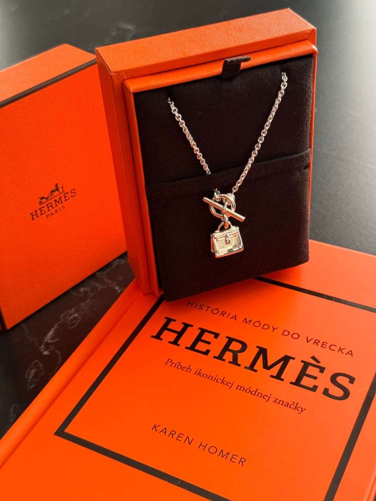 Kelly nahrdelnik s dokladom