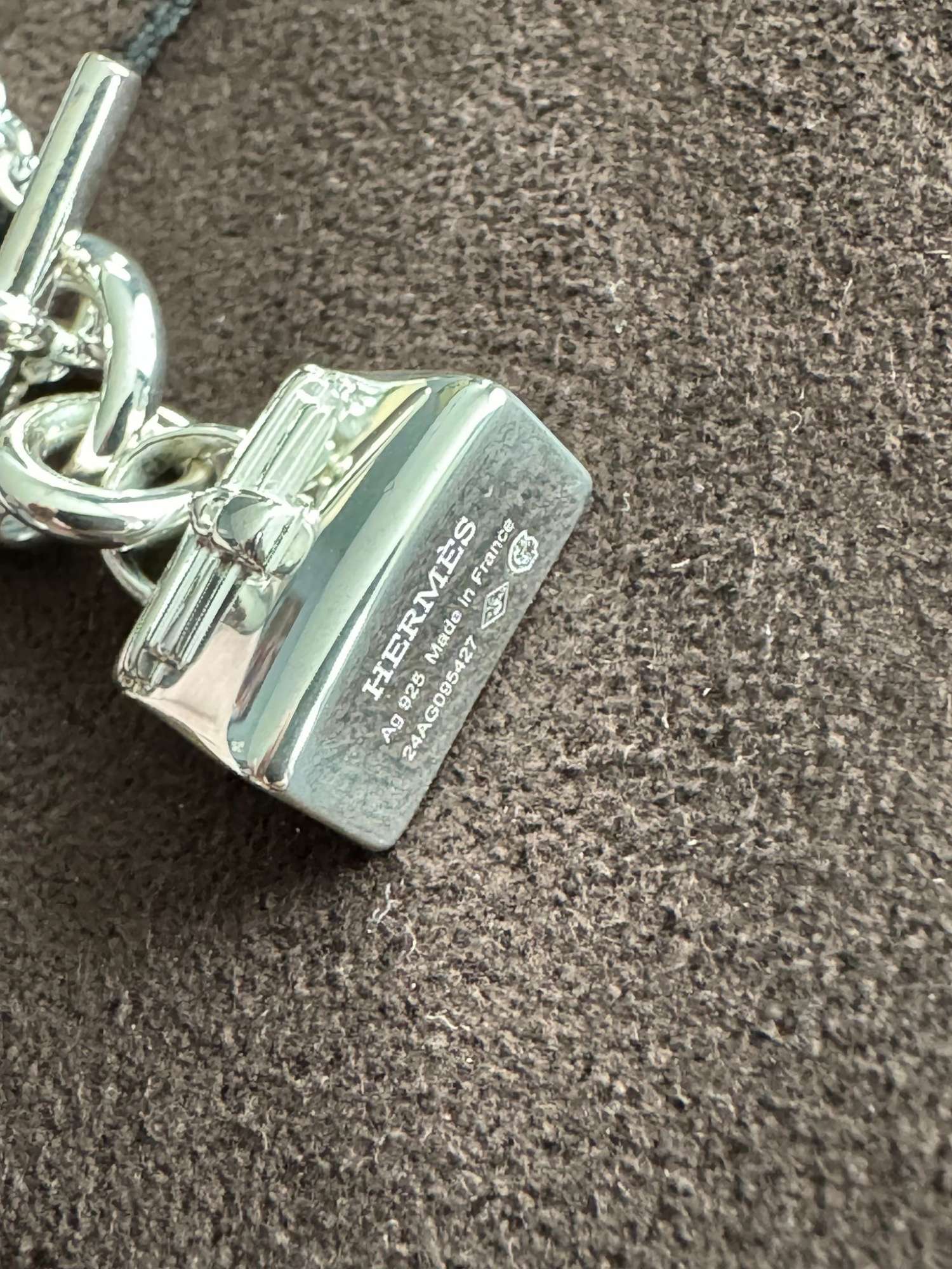 Kelly nahrdelnik s dokladom