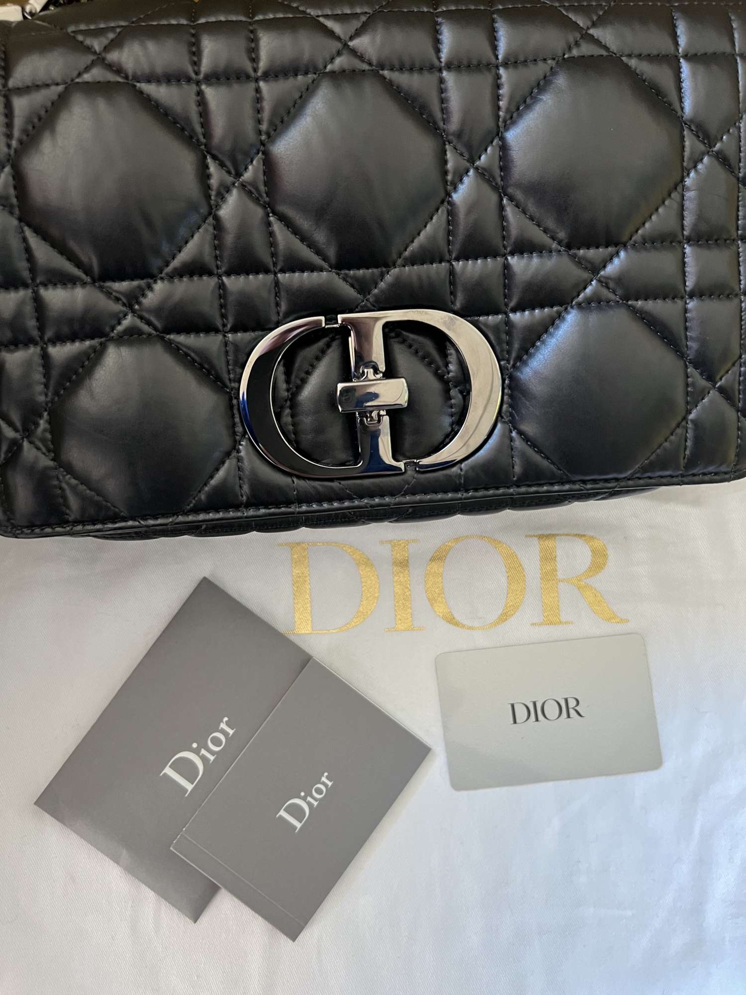 Dior Caro stredne čierna