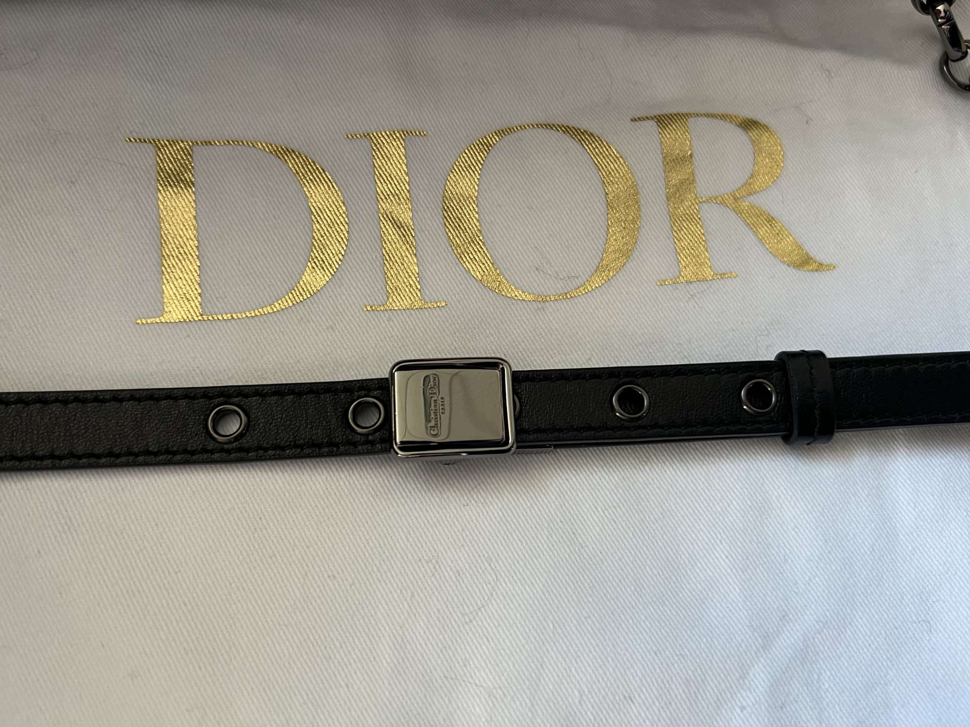 Dior Caro stredne čierna