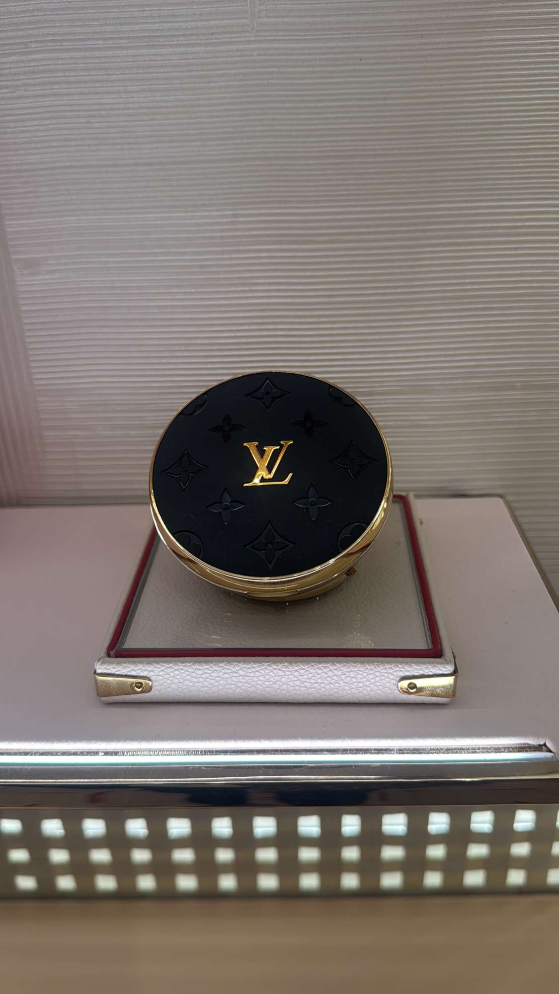 Louis Vuitton očné tiene so zrkadielkom