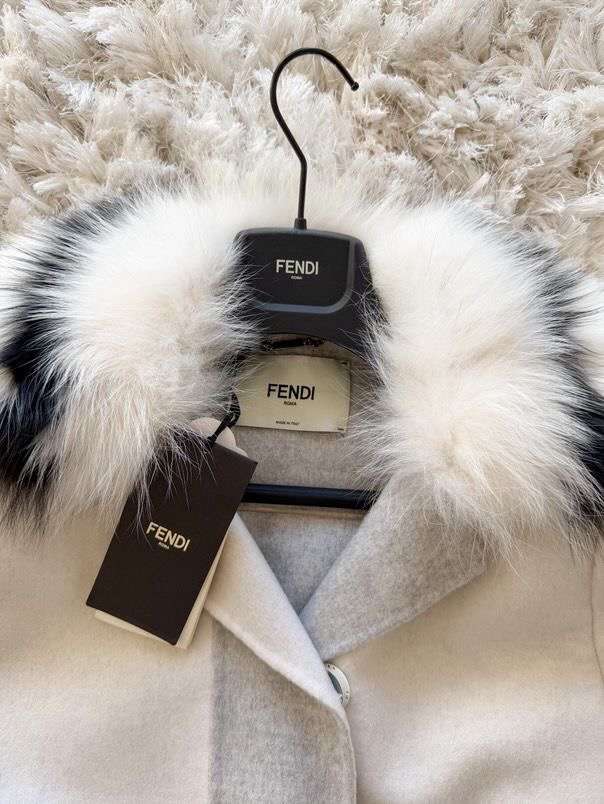 Fendi kašmírový kabát